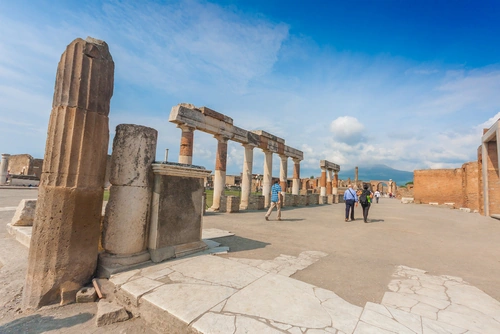 pompeii columns and ruins