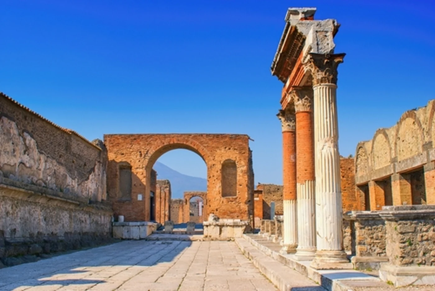 pompeii arch columns