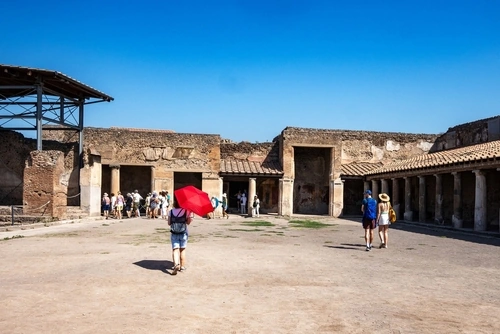 pompeii tourists
