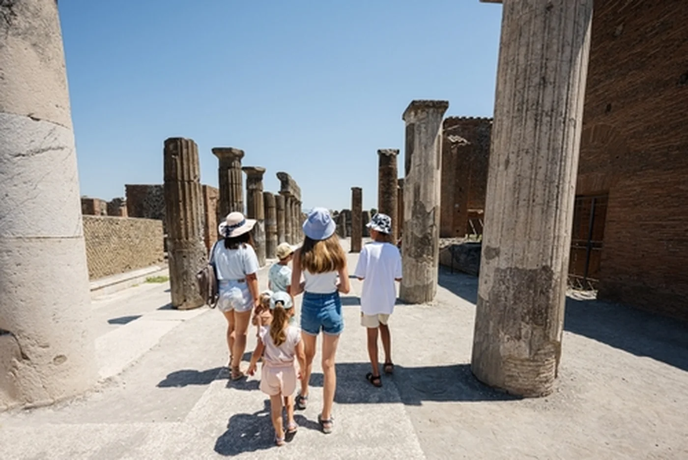 pompeii tourists