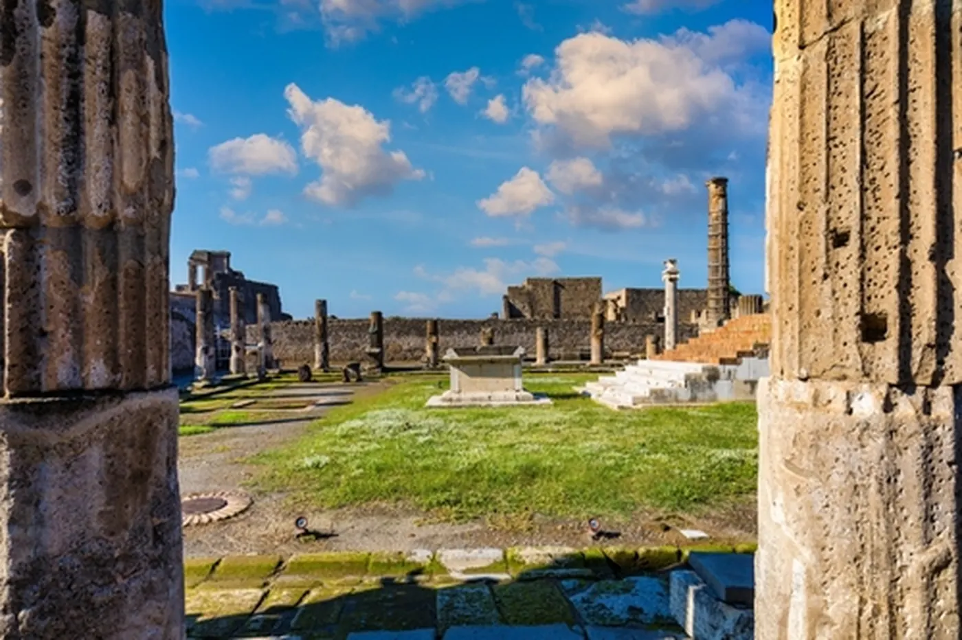 pompeii temple ruins columns